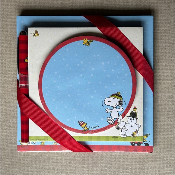 Peanuts Other - 🆕 Peanuts winter themed memo pad set with pen by Hallmark
